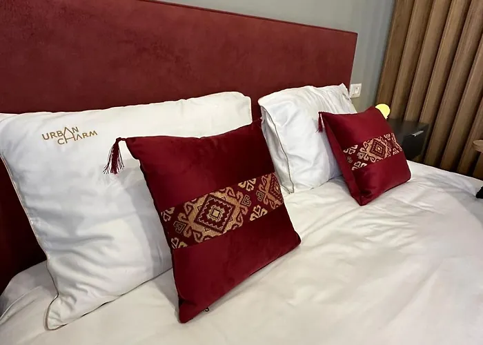 Urban Charm With Balcony 地拉那