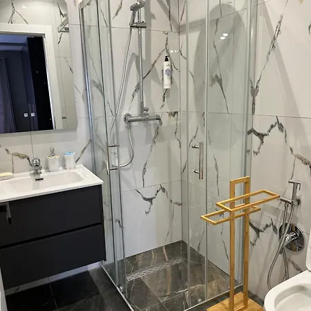 Urban Charm With Balcony Тирана